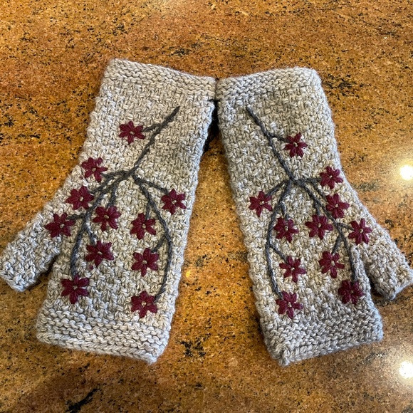 Andes Gifts Handmade Grey Floral Fingerless Gloves, Wrist Warmers & Headband main image 11